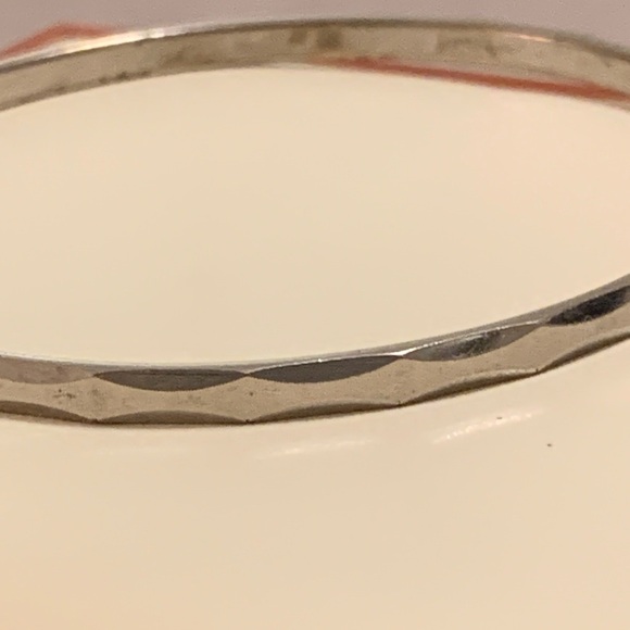 VINTAGE MONET Narrow Silver Bangle with Hammered Edge 1980s - Picture 3 of 4